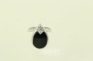 Ring mit Onyx u. 4 kl. Brillanten von ges. ca. 0,24ct