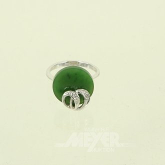 Ring mit Jade u. 2 kl. Diamanten