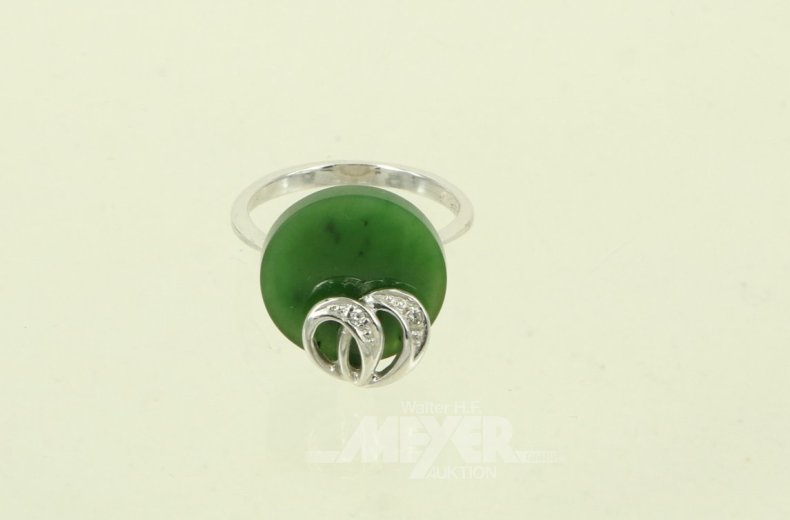 Ring mit Jade u. 2 kl. Diamanten