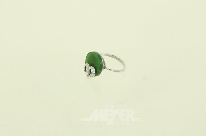 Ring mit Jade u. 2 kl. Diamanten