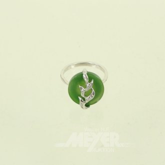 Ring mit Jade u. 3 kl. Diamanten