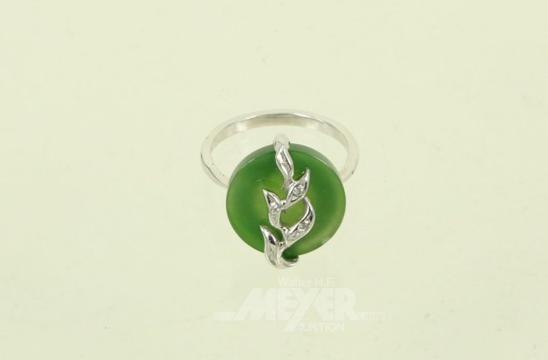 Ring mit Jade u. 3 kl. Diamanten
