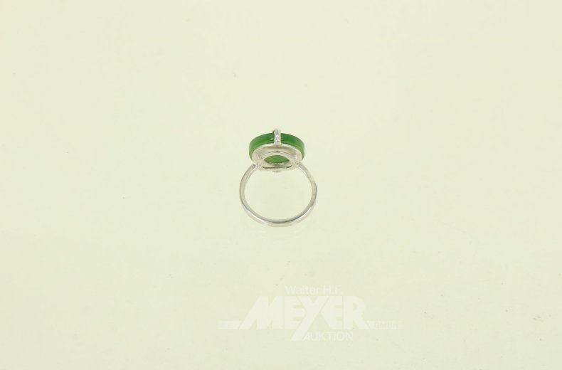 Ring mit Jade u. 3 kl. Diamanten