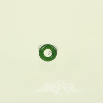 Ring mit Jade u. 1 Brillant von 0,11ct
