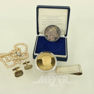 Kl. Konvolut Silber- u. Modeschmuck, sowie 2 Medaillen