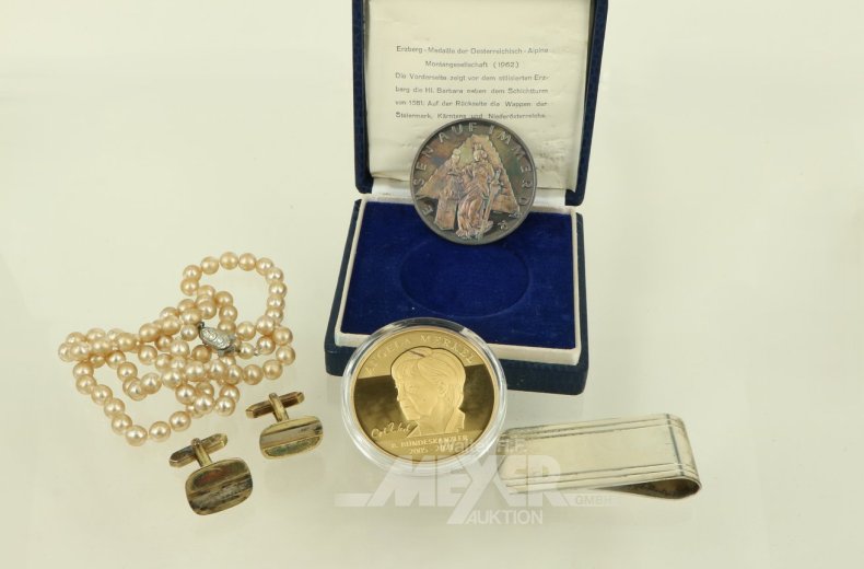 Kl. Konvolut Silber- u. Modeschmuck, sowie 2 Medaillen