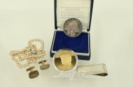 Kl. Konvolut Silber- u. Modeschmuck, sowie 2 Medaillen