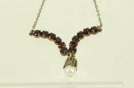 Collier mit Granatbesatz u. 1 Perle