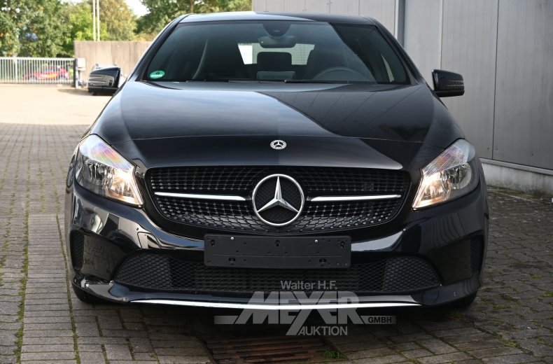 Mercedes-Benz A180, kosmosblack metallic