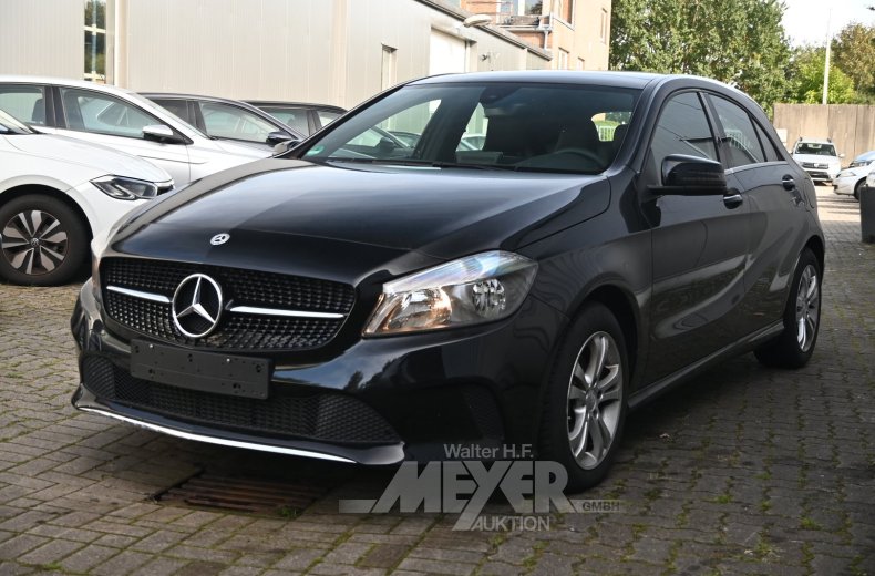 Mercedes-Benz A180, kosmosblack metallic