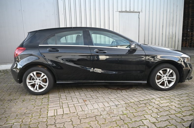 Mercedes-Benz A180, kosmosblack metallic