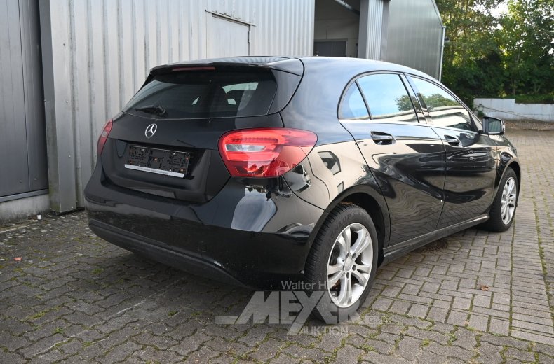 Mercedes-Benz A180, kosmosblack metallic