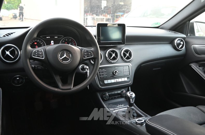 Mercedes-Benz A180, kosmosblack metallic