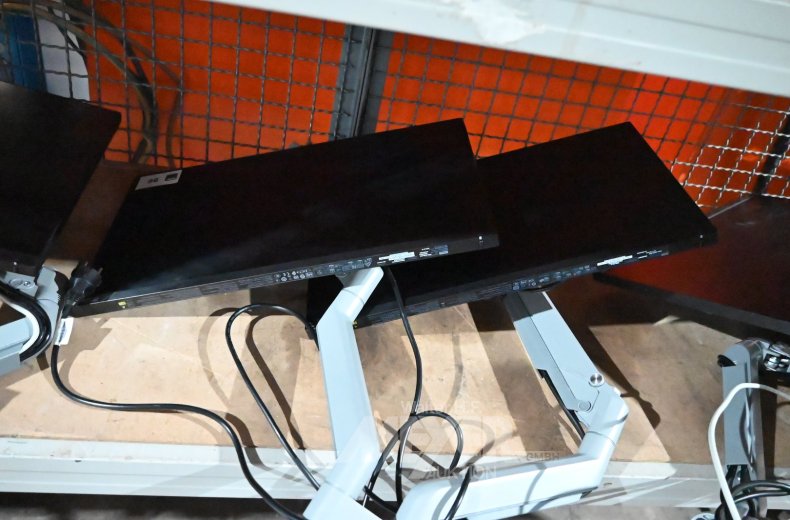 2 TFT-Monitore, 24"