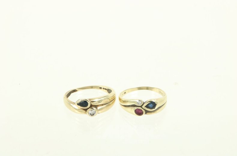 2 Ringe mit bunten Farbsteinen