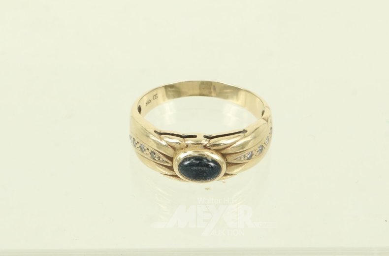 Ring mit Saphircabochon u. kl. Diamanten