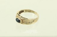 Ring mit Saphircabochon u. kl. Diamanten