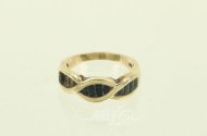 Ring mit dunklen Farbsteinen im Baguetteschliff