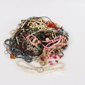 Gr. Konvolut Modeschmuck-Ketten