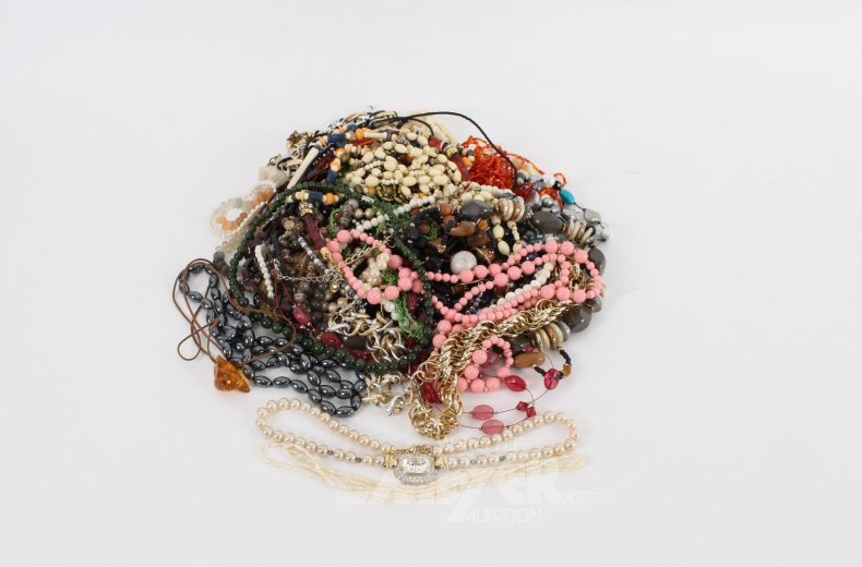 Gr. Konvolut Modeschmuck-Ketten