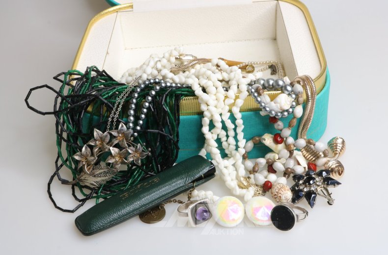 Konvolut Modeschmuck im grünen Schmuckkoffer
