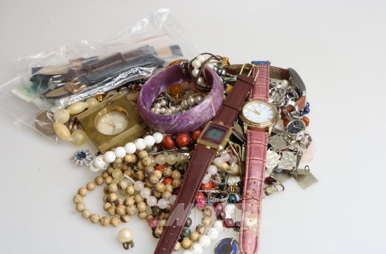 Posten Modeschmuck u. Armbanduhren
