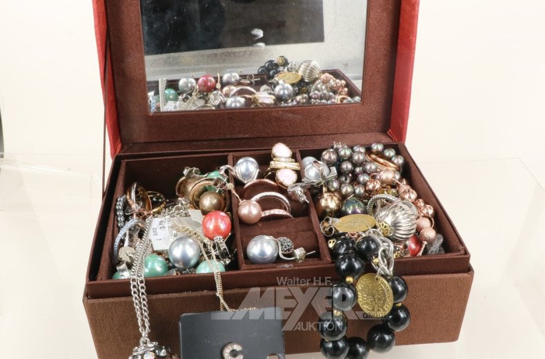 Konvolut Modeschmuck in kl. Schmuckschatulle