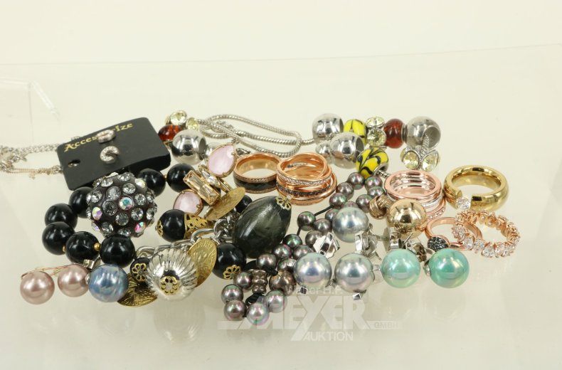 Konvolut Modeschmuck in kl. Schmuckschatulle