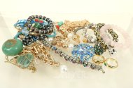 Konvolut Modeschmuck im weinroten Schmuckkoffer