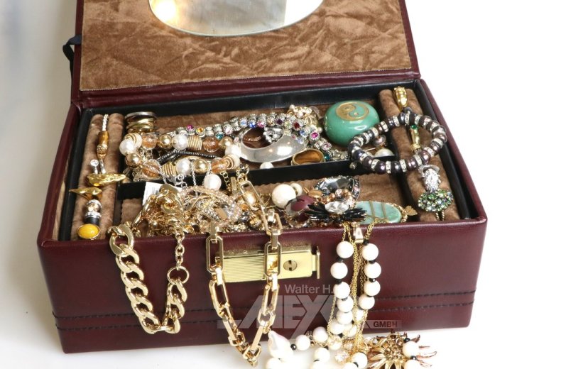 Konvolut Modeschmuck im weinroten Schmuckkoffer