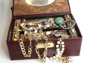 Konvolut Modeschmuck im weinroten Schmuckkoffer