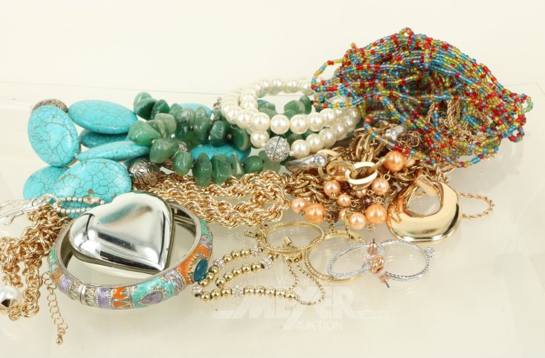 Konvolut Modeschmuck im schwarzen Schmuckkoffer