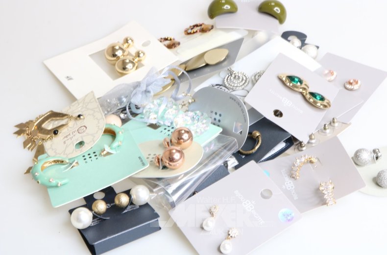 Konvolut Modeschmuck im schwarzen Schmuckkoffer