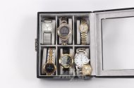 7 Armbanduhren im kl. Schaukasten