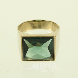 Ring mit grünem Farbstein