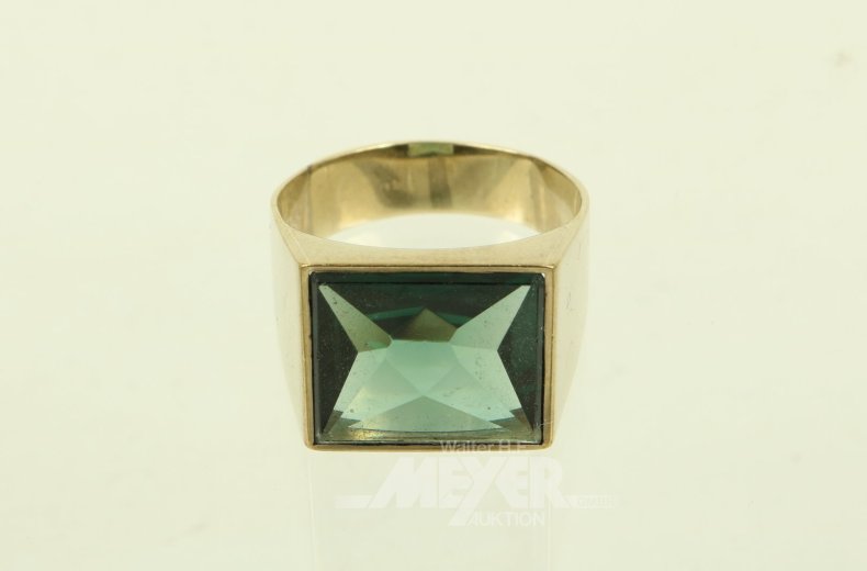Ring mit grünem Farbstein