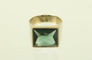 Ring mit grünem Farbstein
