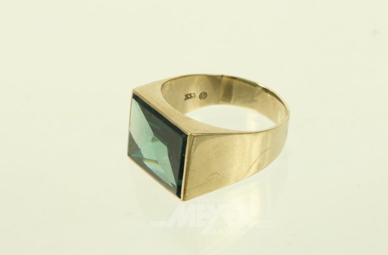 Ring mit grünem Farbstein