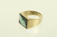 Ring mit grünem Farbstein
