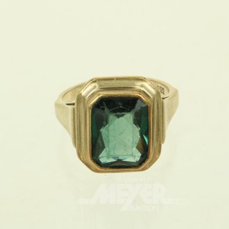 Ring mit grünem Farbstein