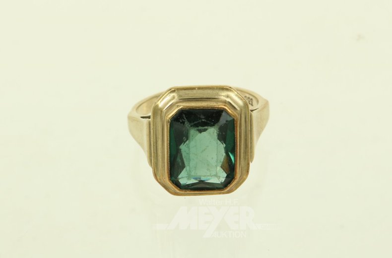 Ring mit grünem Farbstein