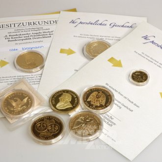 2 Alben mit Münzen u. Briefmarken