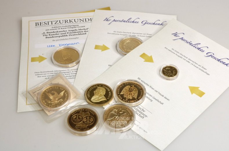 2 Alben mit Münzen u. Briefmarken