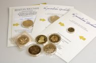 2 Alben mit Münzen u. Briefmarken