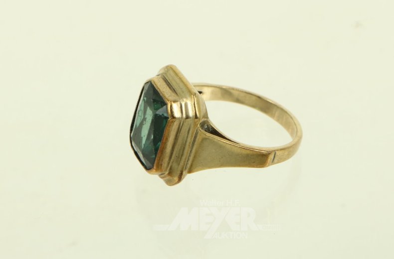 Ring mit grünem Farbstein