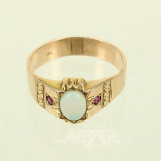 Ring mit Opalcabochon u. 2 kl. roten Farbsteinen