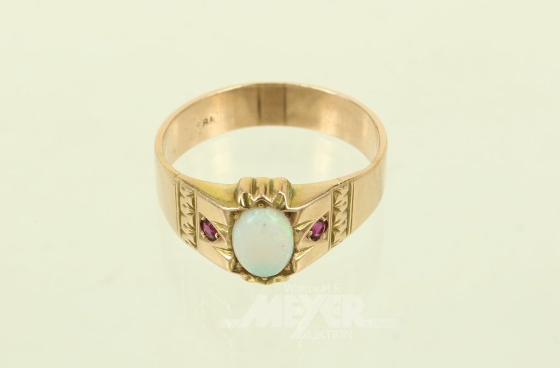 Ring mit Opalcabochon u. 2 kl. roten Farbsteinen