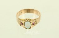 Ring mit Opalcabochon u. 2 kl. roten Farbsteinen