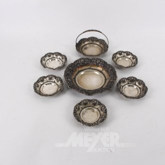 7 versch. Zierschalen u. Teller im Repoussé-Stil