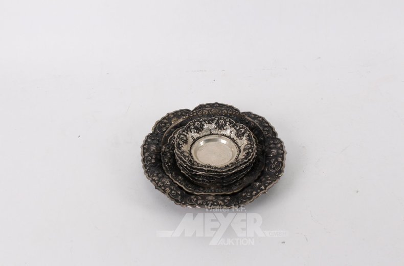 7 versch. Zierschalen u. Teller im Repoussé-Stil